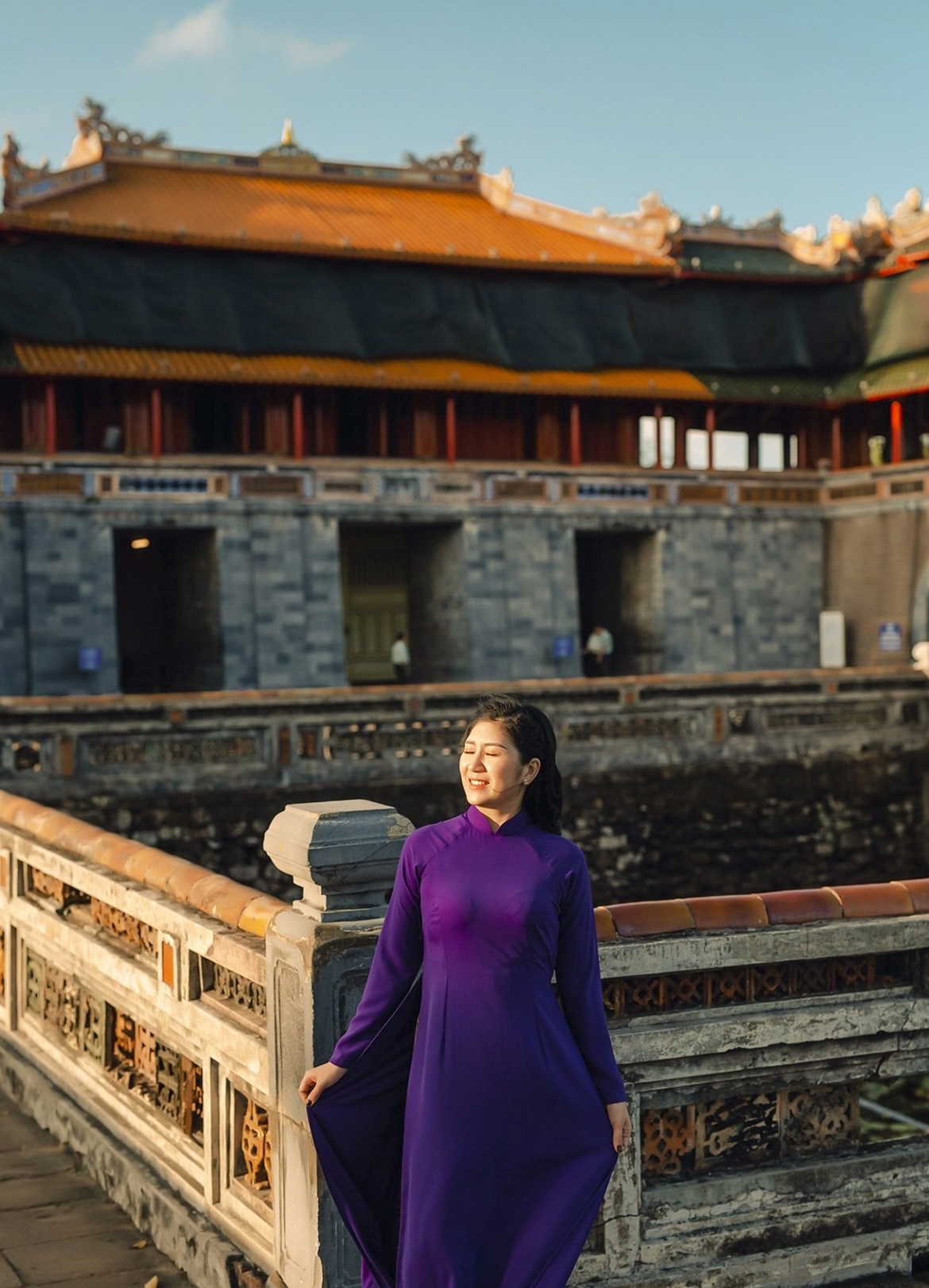 Bạn Nguyễn Quỳnh Chi người Huế, diện áo dài tím tạo dáng trong nắng vàng tại Đại Nội. Du khách đến Huế sẽ ấn tượng với nét đẹp dịu dàng và cách ăn nói nhỏ nhẹ của con gái Huế, họ mang trong mình một nét kín đáo truyền thống của người phụ nữ cố đô, Trường chia sẻ.