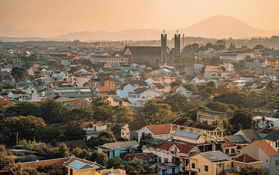 TP Huế cổ kính với điểm nhấn nhà thờ Phủ Cam nằm bên bờ nam sông Hương. Nhà thờ thuộc Tổng giáo phận Huế, tọa lạc ở số 1 đường Đoàn Hữu Trưng, phường Phước Vĩnh, là điểm check-in yêu thích của nhiều du khách. Trải qua thăng trầm lịch sử, nhà thờ đã có trên dưới 10 lần xây dựng lại kể từ năm 1682.<br><br>Bùi Văn Trường (sinh năm 1995) là một bạn trẻ Huế mê nhiếp ảnh, đã chụp bức này từ một quán cà phê tầng 12 khi thấy bầu trời Huế phủ vàng thành phố tạo cảm giác như “trời thu châu Âu”. Trường cho biết hiện làm nghề ảnh, mở studio chụp các thể loại chân dung, ảnh cưới, ngoại cảnh và đặc biệt có niềm đam mê chụp phong cảnh Huế qua các mùa khác nhau.