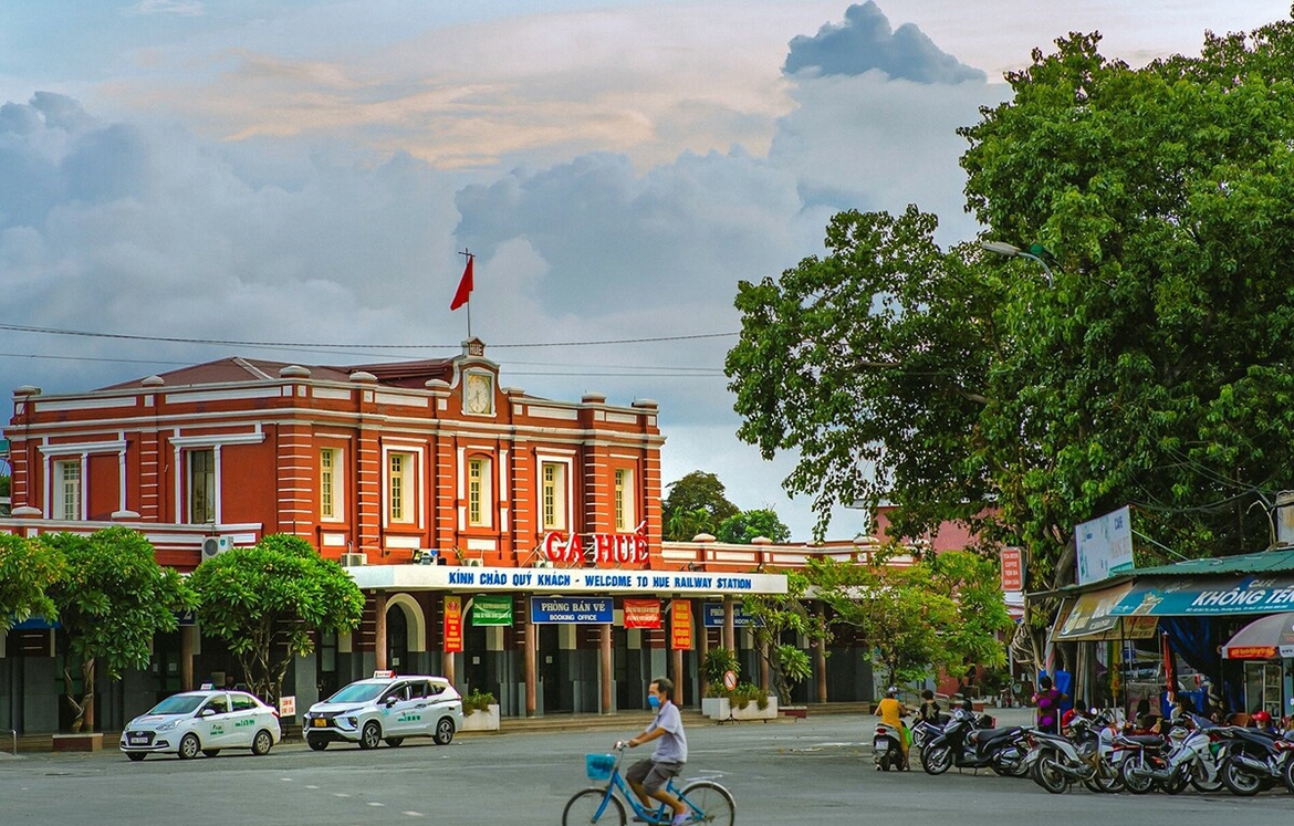 Ga Huế tọa lạc vị trí đắc địa, số 2, đường Bùi Thị Xuân, cách trung tâm thành phố chừng 1 km. Sau khi đến ga Huế, du khách dễ dàng qua cầu Phú Xuân hoặc cầu Trường Tiền để ngắm sông Hương và sang thăm Ðại Nội, phố cổ Bao Vinh hay chợ Ðông Ba.