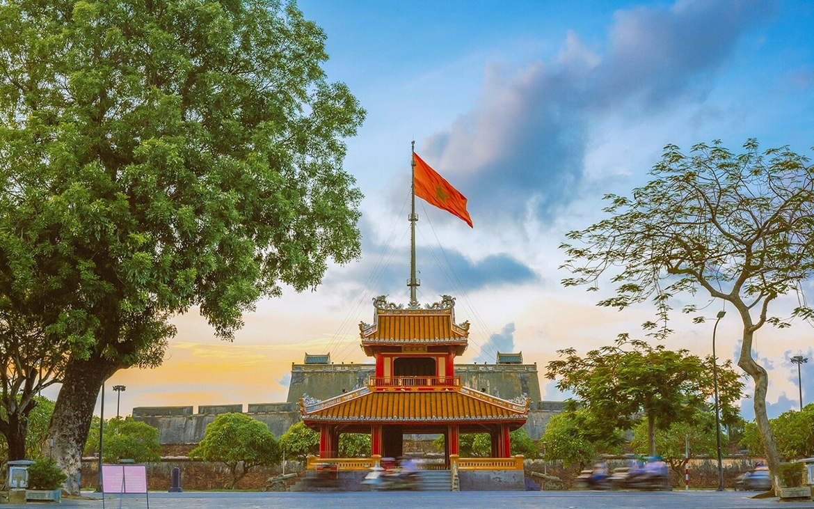 Hiện Huế đã vào thu, cảnh vật như bình yên đến lạ. Chỉ có thể đến Huế mới mãn nhãn và cảm nhận được cảm giác nơi này mang lại, trong ảnh Trường chụp Phu Văn Lâu vào một chiều thu tháng 8/2021.<br><br>Phu Văn Lâu, một trong những công trình kiến trúc biểu tượng của Huế, xuất hiện trên tờ 50.000 đồng, nằm trước Kỳ đài. Dưới thời nhà Nguyễn, công trình này là nơi niêm yết những chiếu thư hay bảng kết quả của các cuộc thi Hội - thi Đình.