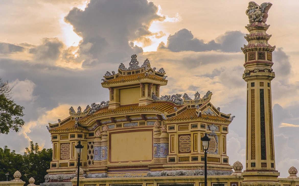 Đài tưởng niệm chiến sĩ trận vong hay còn gọi là Bia Quốc học nằm trên đường Lê Lợi, phía trước cổng trường Quốc Học, Huế. Bia được khánh thành 18/9/1920, khắc tên tưởng niệm những binh sĩ người Pháp và người Việt ở Trung kỳ đã chết trong cuộc chiến giúp Pháp chống lại Đức trong chiến tranh thế giới lần thứ nhất. Ngày nay, bia Quốc Học là nơi thường xuyên được tổ chức nhiều sự kiện văn hóa nghệ thuật lớn ở Huế.<br><br>“Huế ngàn năm vẫn thế, vẫn dịu dàng khép nép như xưa. Mọi thứ ở Huế đều trầm mặc, với tình yêu dành cho Huế nên tôi thường lang thang chụp vẻ đẹp Huế, chia sẻ những tác phẩm đẹp, sự giao thoa con người với cảnh vật Huế đến với mọi người”, Trường Bùi bộc bạch.